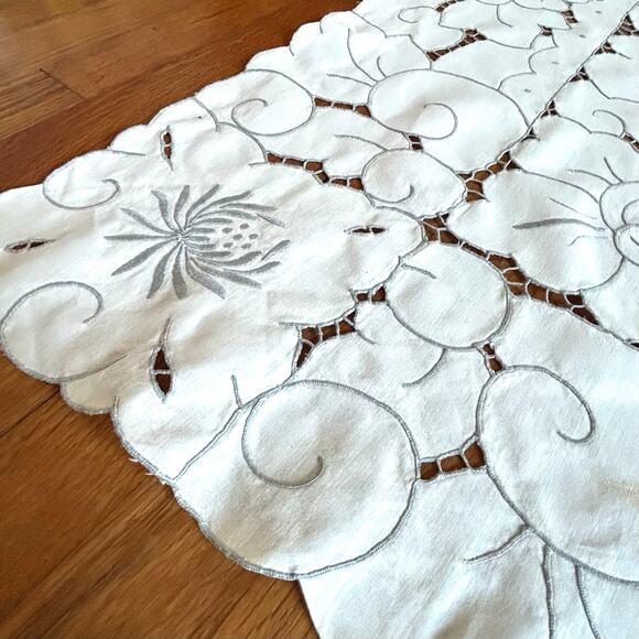 Vintage White Floral Cutwork Tablecloth Rectangle 63 x 48 - Picture 7 of 16